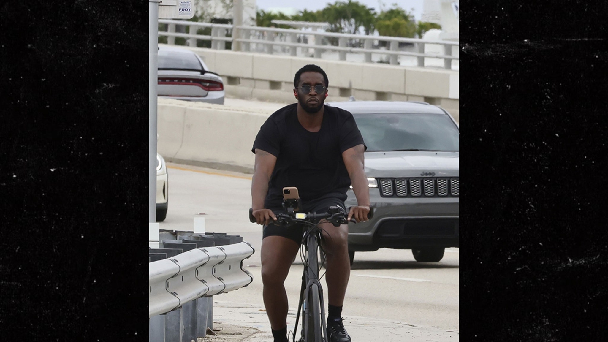 Diddy pasea en bicicleta por Miami en medio de la investigación federal
