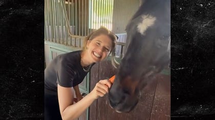 102225_katherine_schwarzeneggar_kal