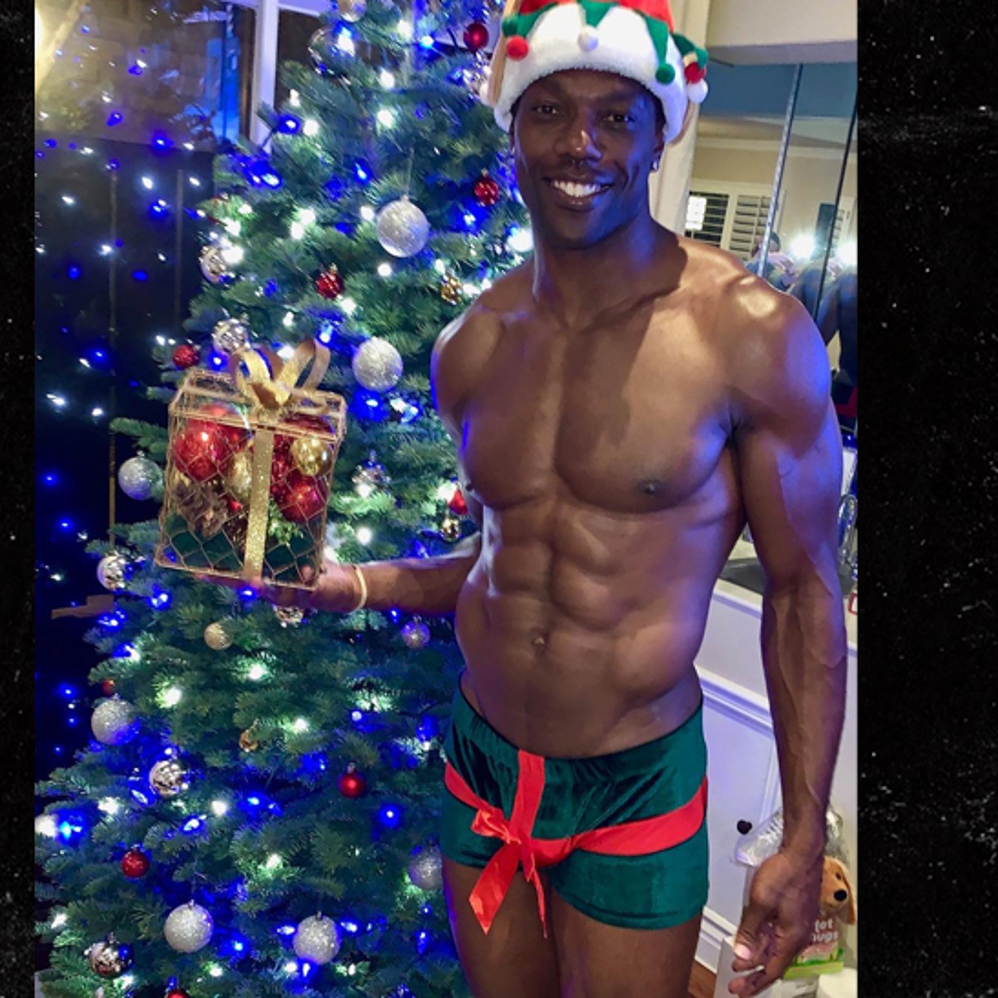 Terrell Owens Flaunts Shredded Bod In Tiny Shorts For Christmas