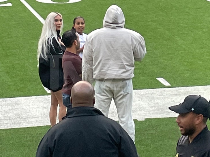 Kim Kardashian y Kanye West asisten al partido de fútbol de Saint y conversan al margen