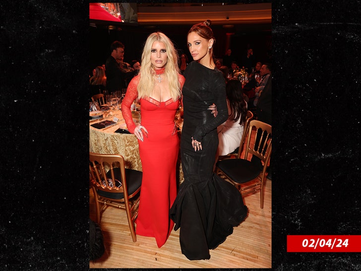 ashlee simpson and jessica simpson getty 1