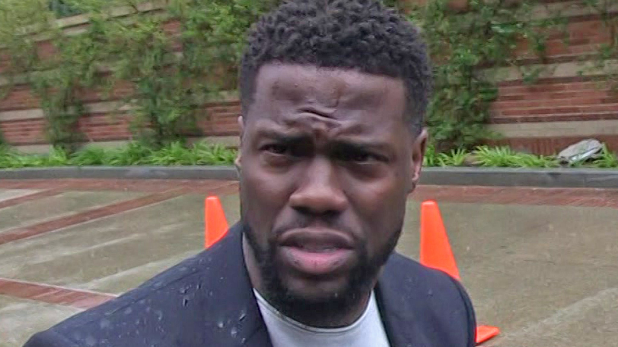Kevin Hart Undergoes Back Surgery After Car Accident Kevin Hart Undergoes Back Surgery After Car Accident