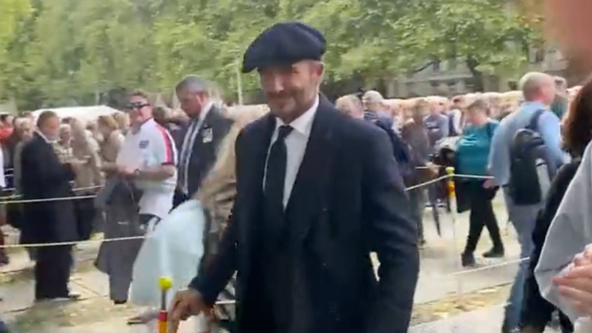 David Beckham aspetta in fila con le persone in lutto per vedere la bara della regina