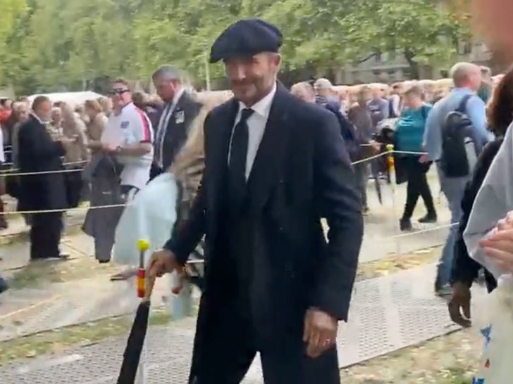 David Beckham espera en fila con los dolientes para ver el ataúd de la Reina