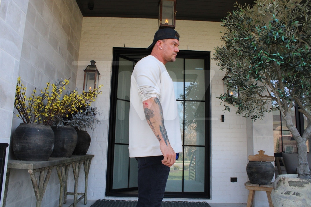 Alan Ritchson Injury Photos 4