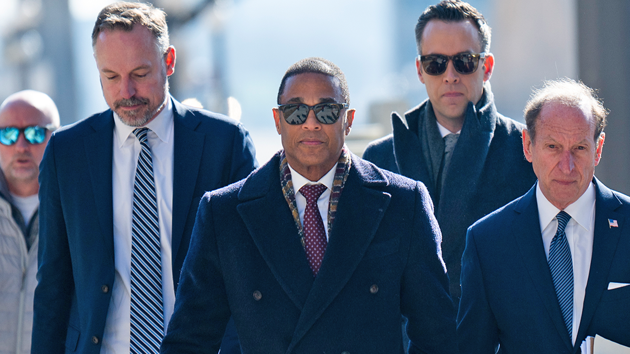Don Lemon glimlacht en zwaait de federale rechtbank in Minnesota uit voor vervolging