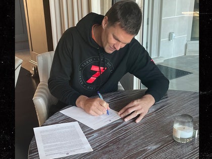 0312 tom brady signing twitter