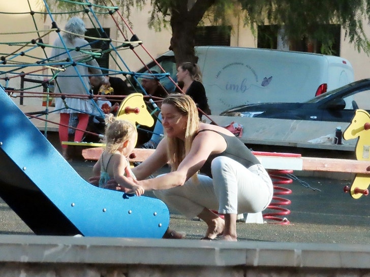 Amber Heard juega con su hija de 1 año en España