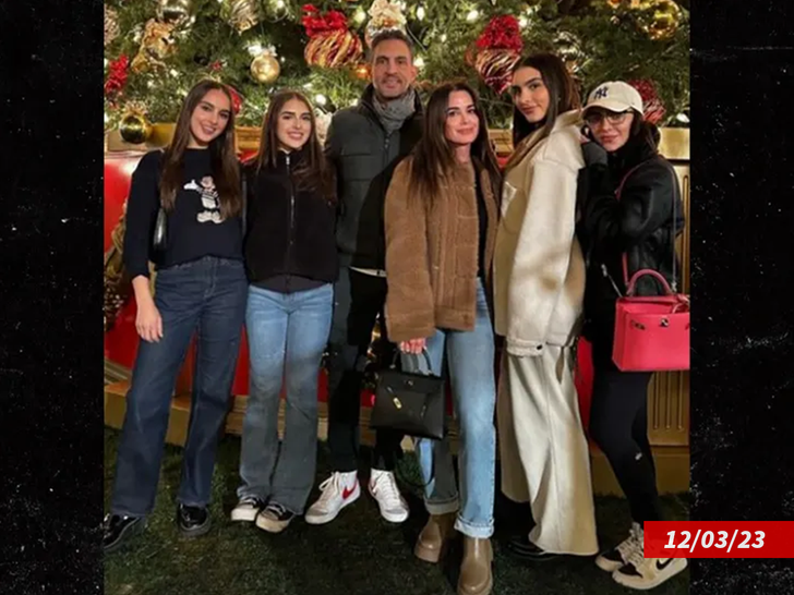 Kyle Richards and Mauricio Umansky family picture