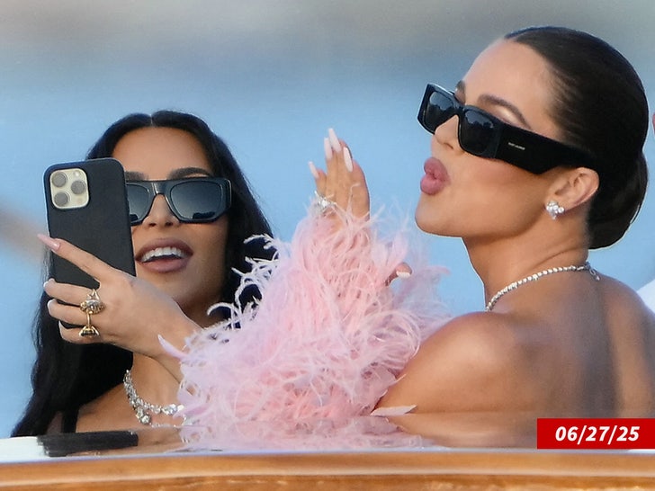 kim khloe kardashian selfie sub getty swipe