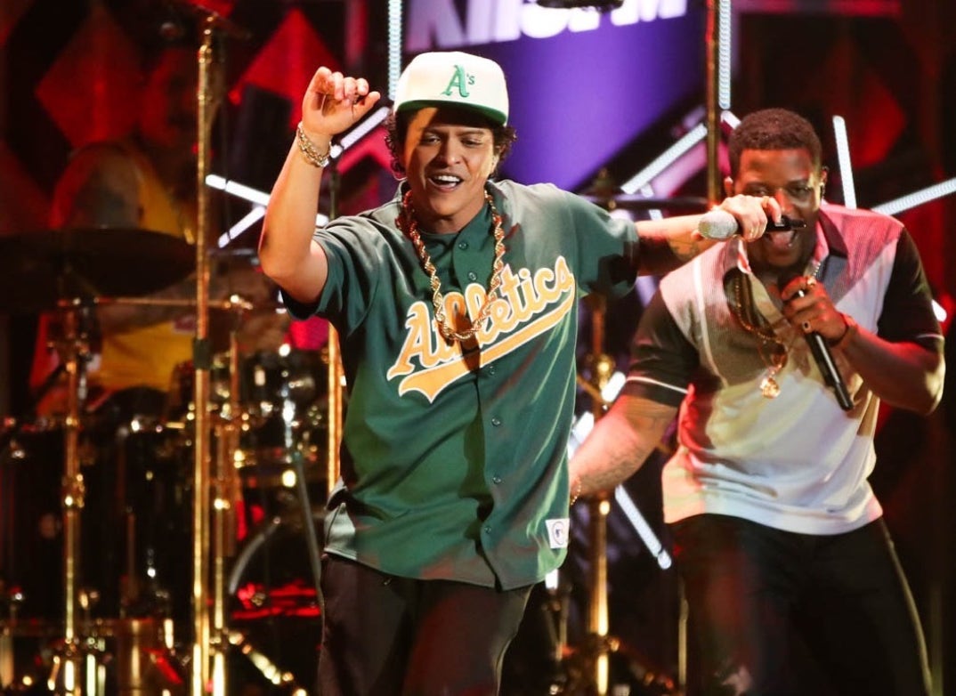 bruno mars perfomance photos-13