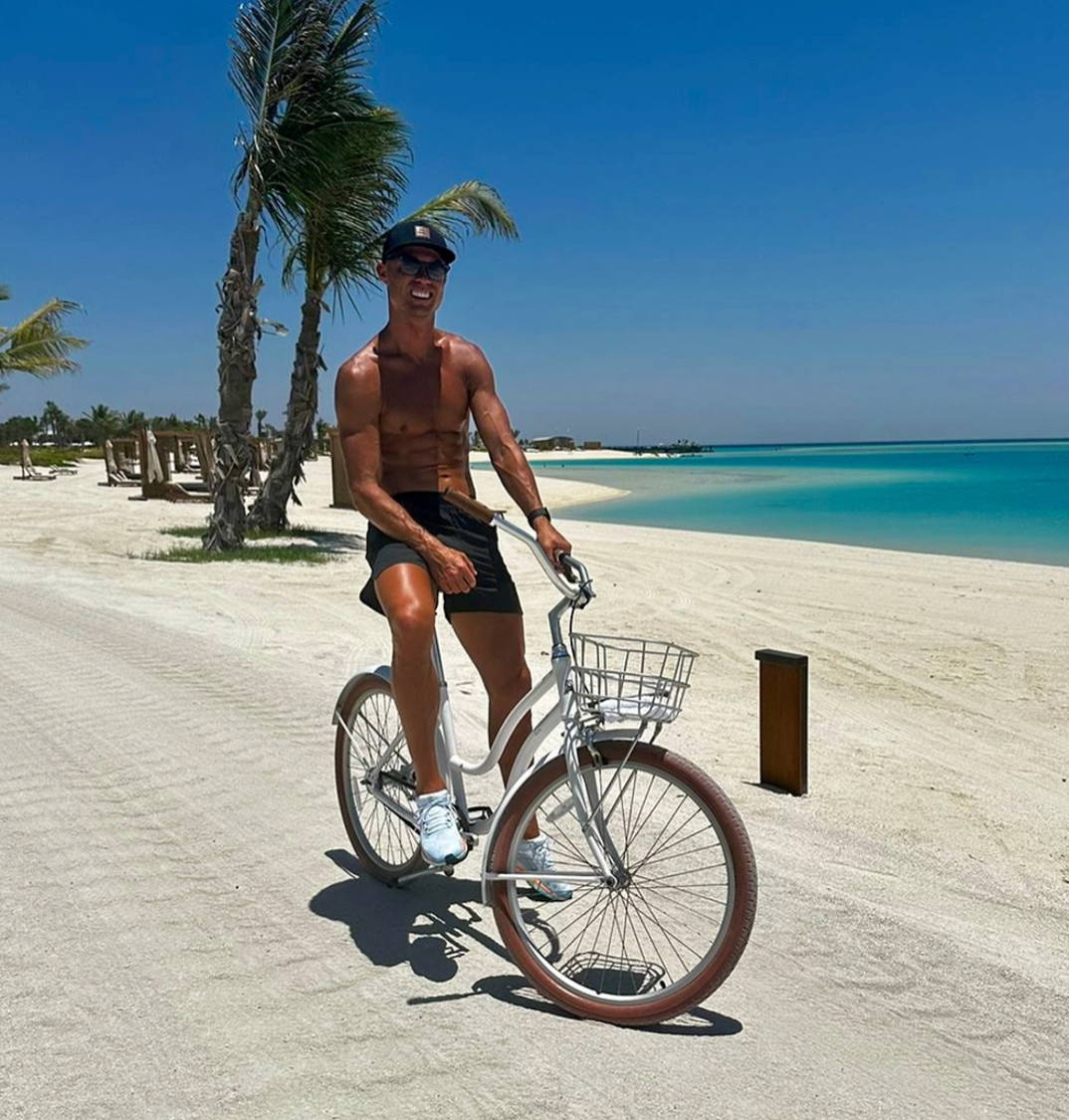 0823 Cristiano Ronaldo Hot Shots  3