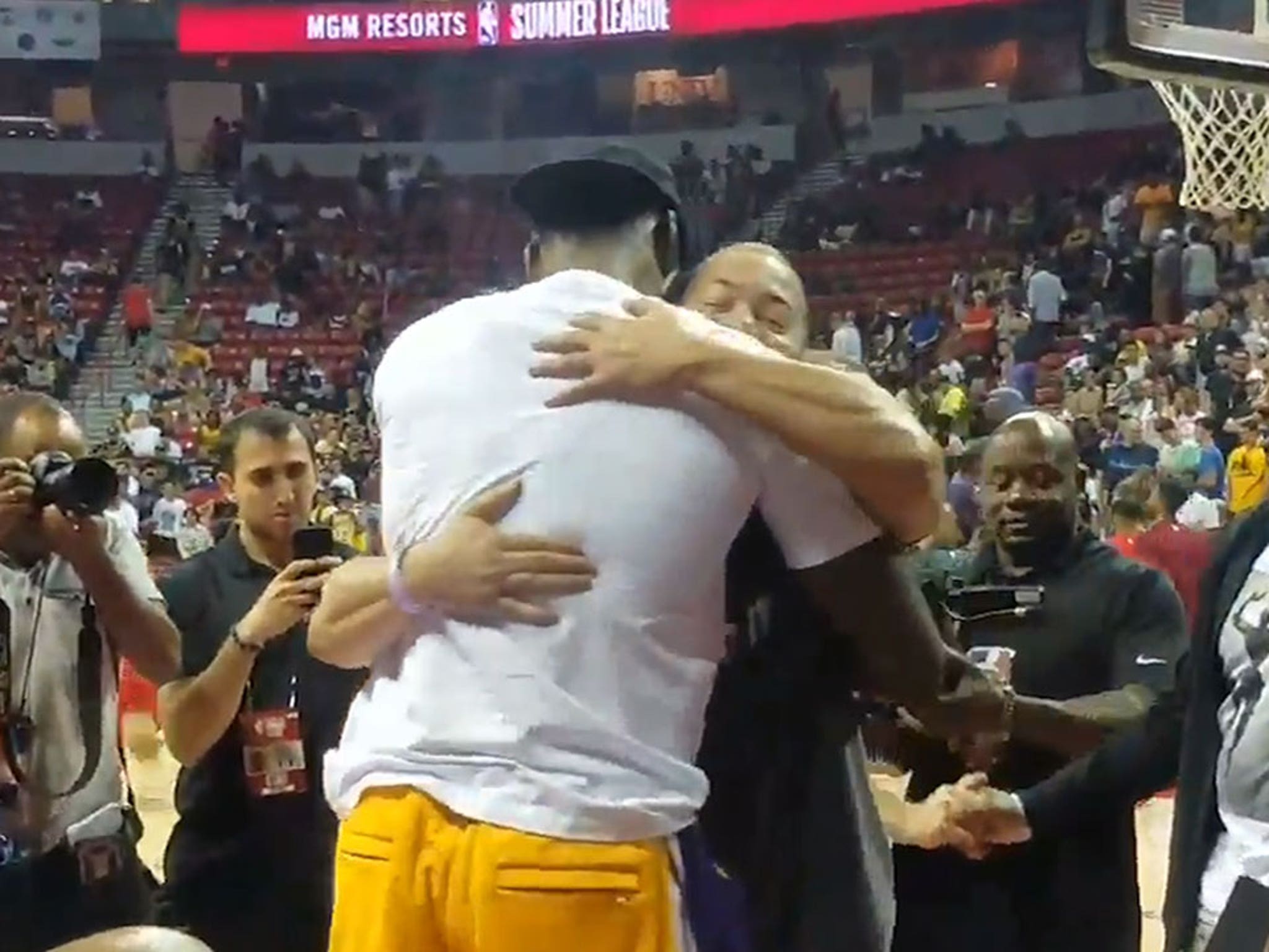 LeBron James wears Lakers shorts for the first time and gets a standing  ovation from fans