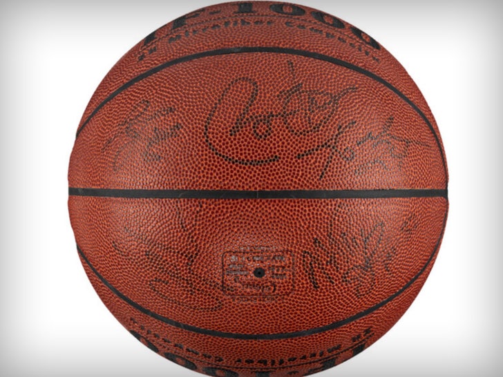 010 President Barack Obama, Kobe Bryant, LeBron James, Magic Johnson & Carmelo Anthony Multi-Signed Basketball