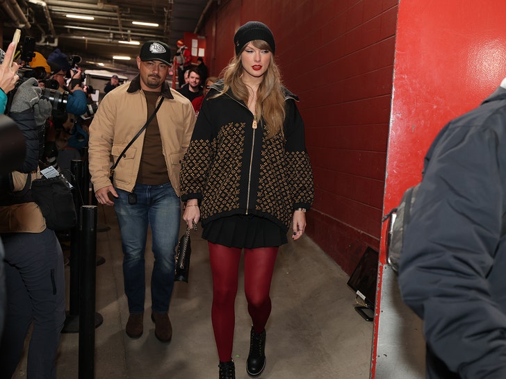 Taylor Swift arrives at the AFC Conference Championship game against Bills