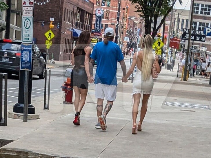 Vince Neil - Spotted hand in hands W 2 women after falling 2
