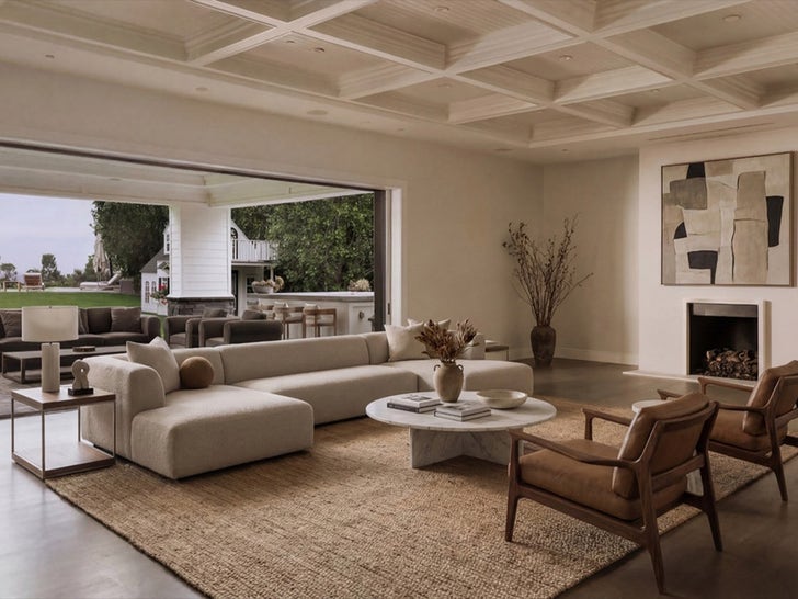 0914-Kylie-Jenner-Sells-Los-Angeles-Mansion-Sub1