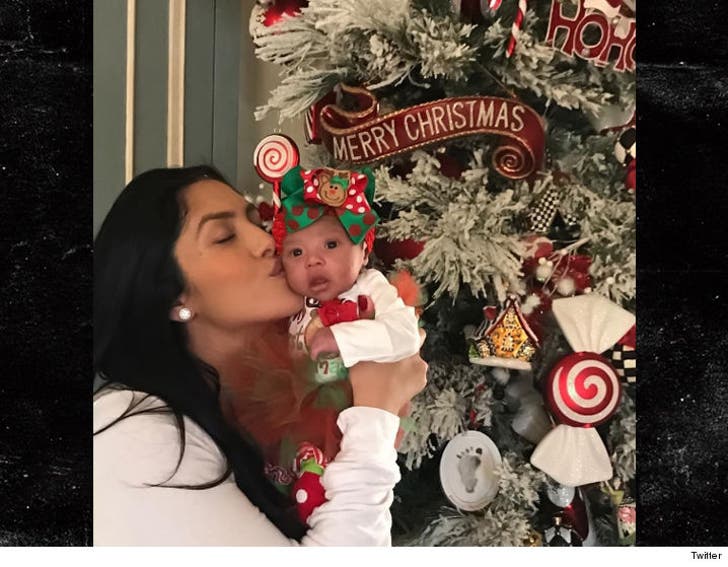 Vanessa Bryant -- No More NBA on Xmas WOOHOO PHOTO :: 1226-vanessa-bryant-babies-first-christmas-twitter-3