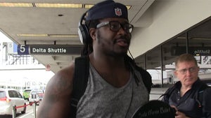 Eddie Lacy -- FLEXIN' IN L.A. ... No Sleeves? No Problem. (VIDEO)