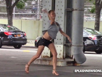 080114_chrissy_teigen_splash_primary