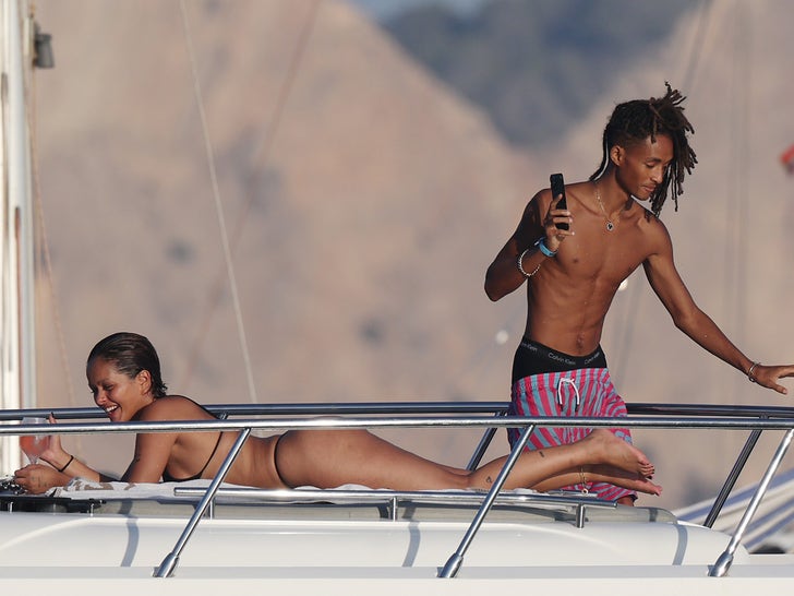 0813-Jaden-Smith-Beijando-E-Agarrando-A-bunda-de-Khleopatra-Em-Iate-Em-Ibiza-primária-3