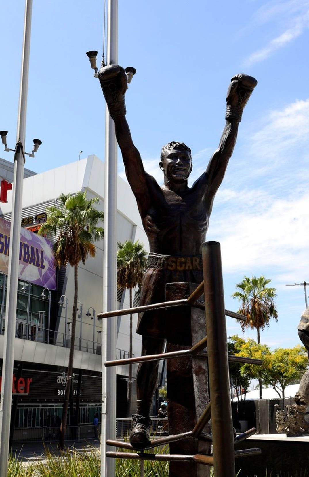 Crypto com arena statues (85) foto