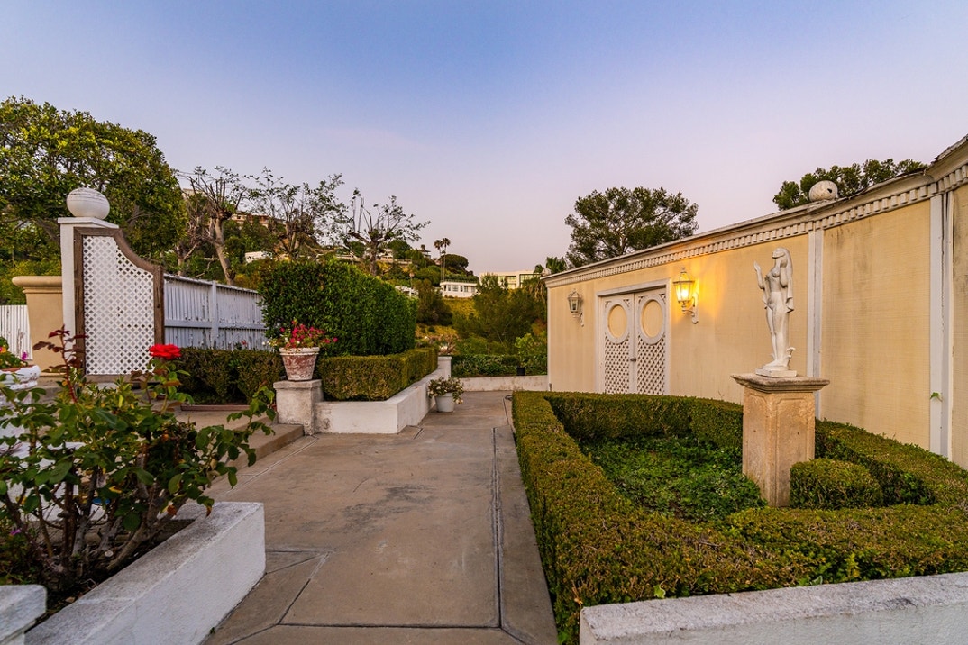 Richard Simmons Hollywood Hills New Photos 35