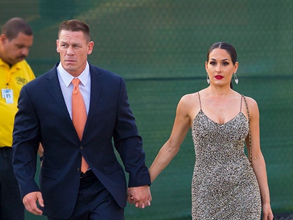 0407_john-cena-nikki-bella-head-to-wrestlemania-01_mega-02