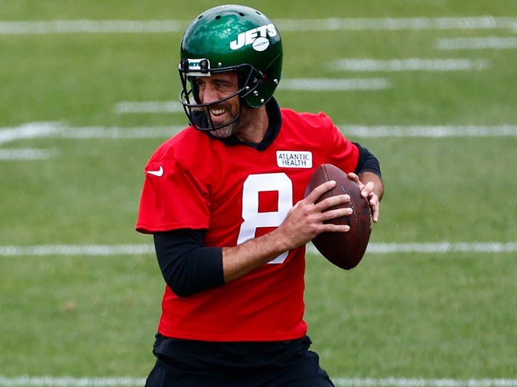 Aaron Rodgers Practicing With The Jets