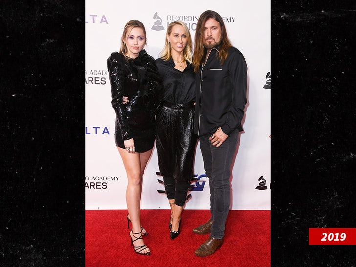 Miley Cyrus Tish Cyrus Billy Ray Cyrus Sub Getty Swipe