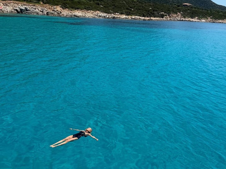 0624-Celebs-Vacaying-In-Italy-Sub1