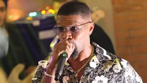 Jamie Foxx Life of Party on Italian Vacay, Grabs Mic to Lead Crowd in Song