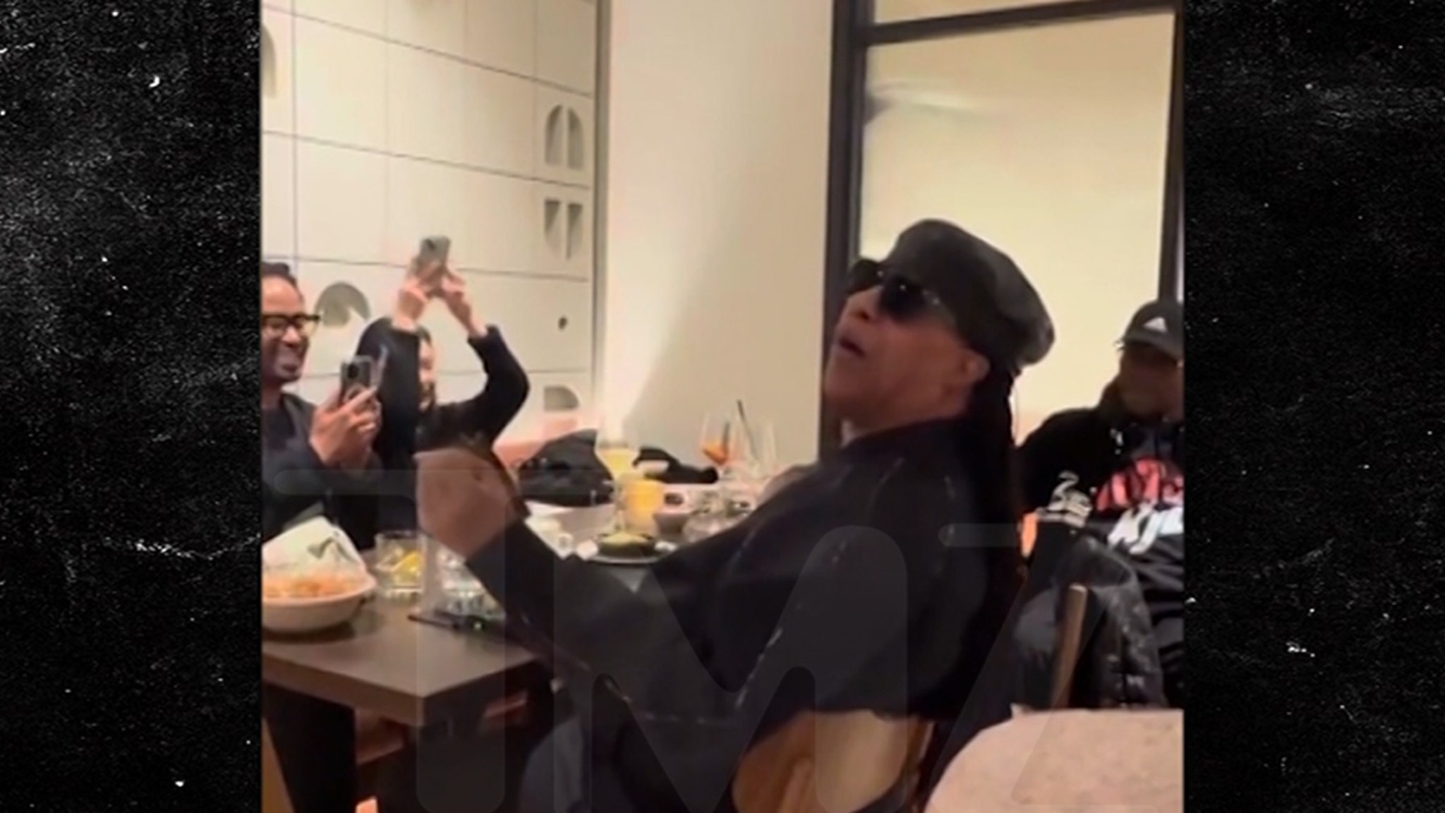 Stevie Wonder menyanyikan ‘selamat ulang tahun’ di tengah restoran LA