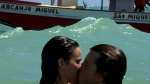 Shawn Mendes making out with Bruna in ocean  Instagram-@du_vital 