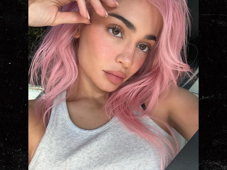 kylie jenner with pink hair