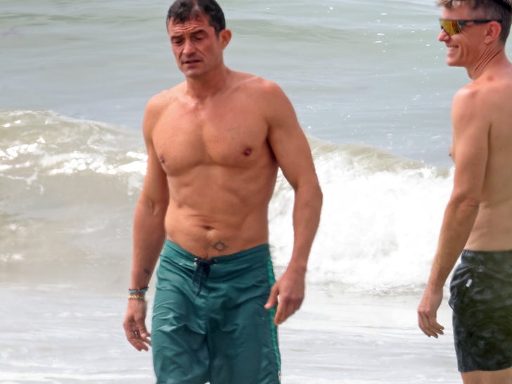0805-Orlando-Bloom-Shirtless-Soaking-Up-Sun-Sub1