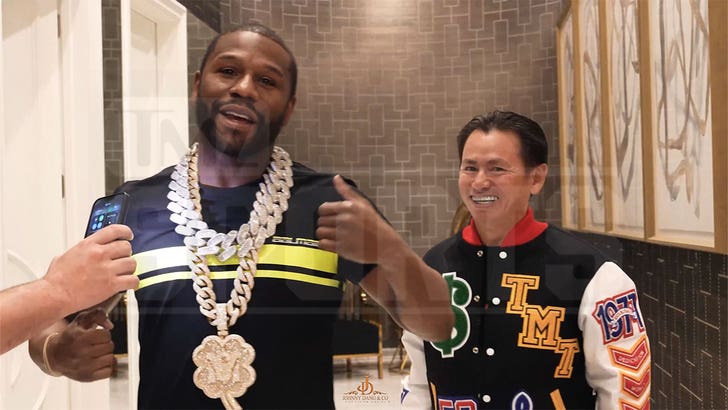 Floyd Mayweather Drops  Mil On Huge 5+ Lb. Chain From Johnny Dang