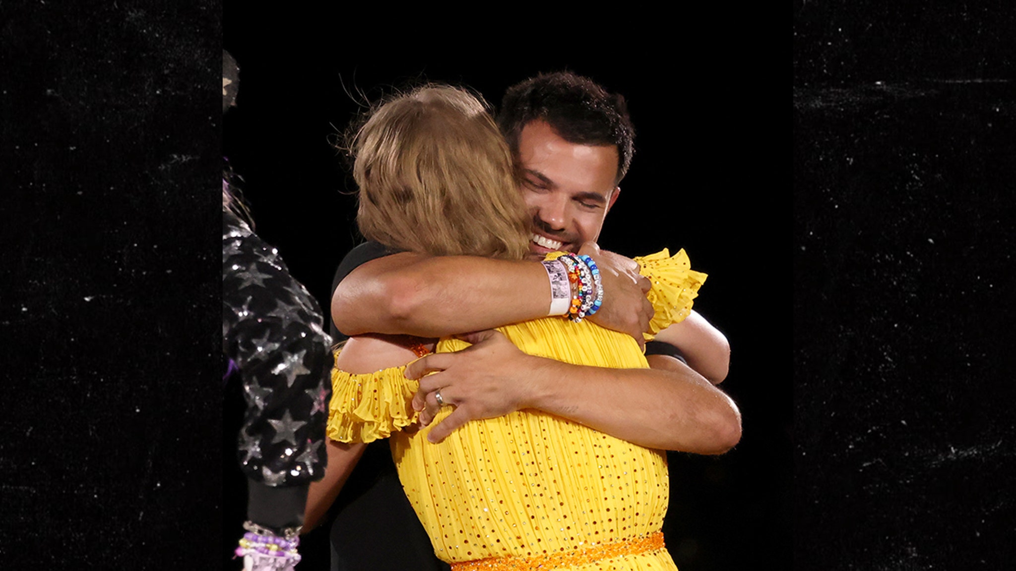 Taylor Swift posa con el ex actor Taylor Lautner durante el show de Kansas City