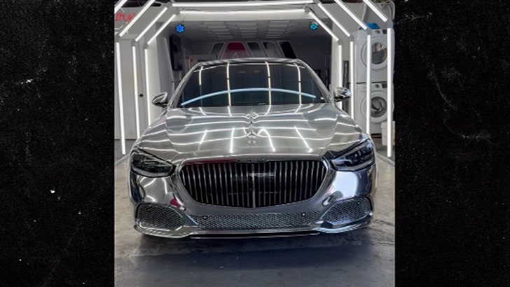 020425_kanye_car-kal-V2