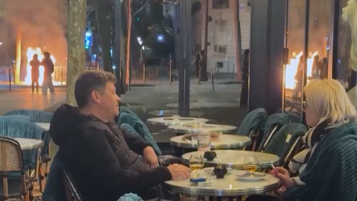 101926 paris riots SUB couple at cafe