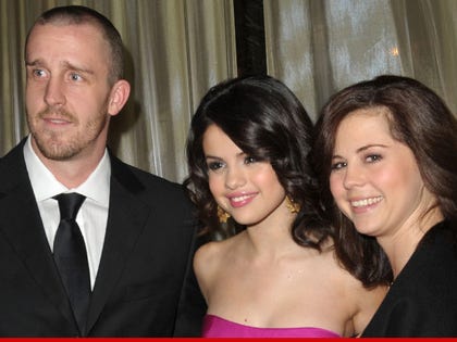 0410-selena-gomez-with-parents-getty-01