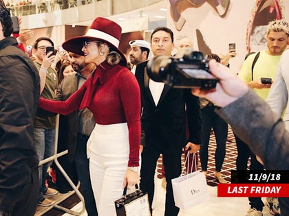 1114-jlo-arriving-doha-main-DohaFestCity-3