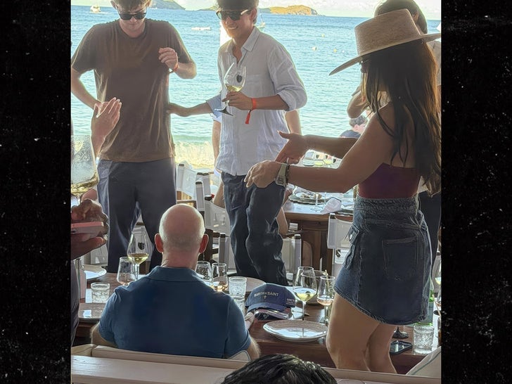 1230-Jeff-Bezos-Lauren-Sanchez-Psrty-St-Barts-Sub1