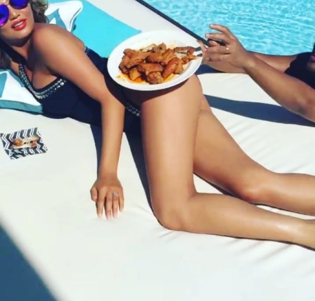 1216_chrissy_teigen_hot06