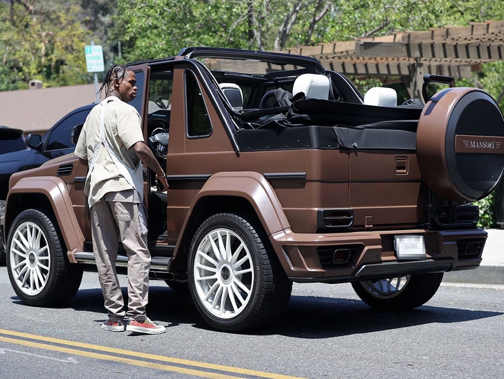 Travis Scott RUNS through a red light AND a stop sign while on the way to  pick up daughter Stormi