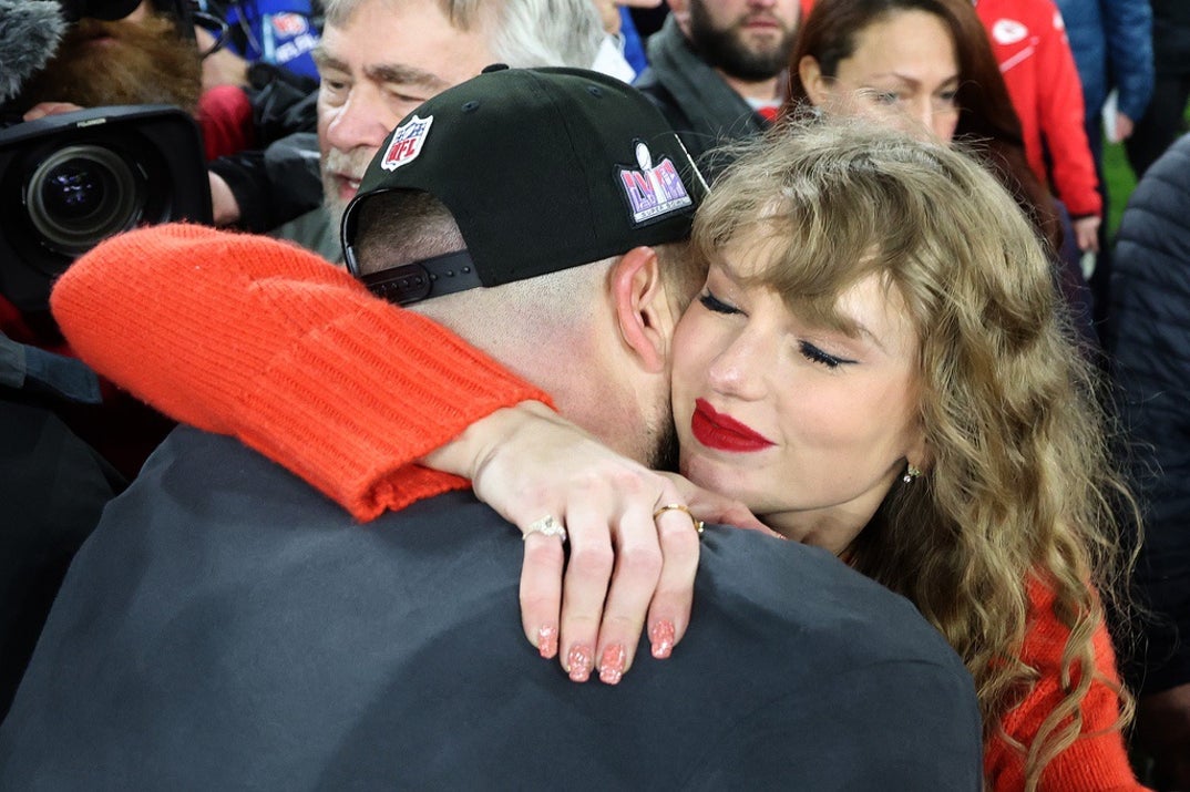 Taylor Swift Travis Kelce After Chiefs Win photos 12