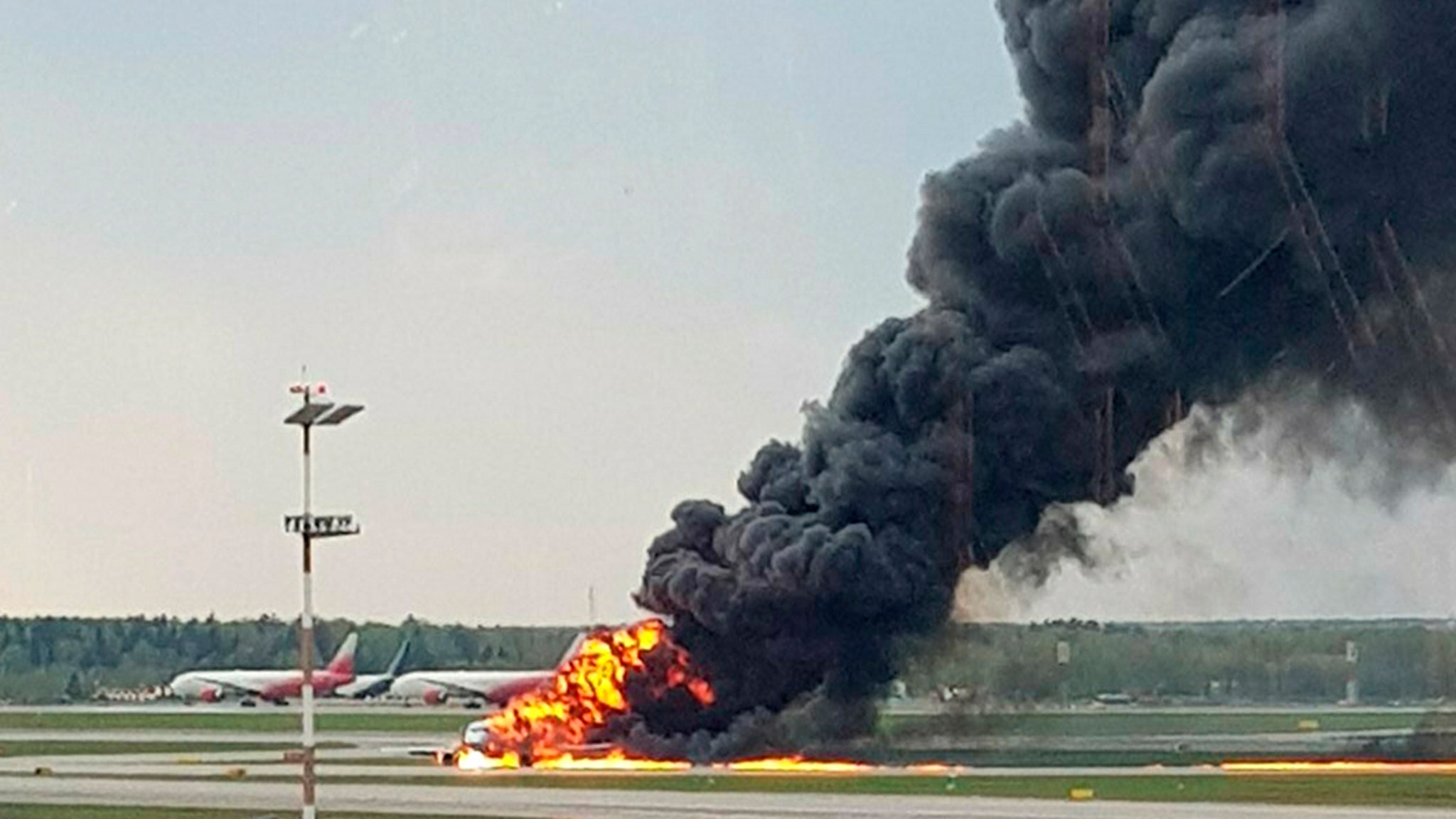 Самолеты столкнувшиеся в небе. Аэропорт Шереметьево авиакатастрофы. Катастрофа Суперджет 100 в Шереметьево. Авиакатастрофа Аэрофлот Шереметьево. Пожар в самолете в Шереметьево.