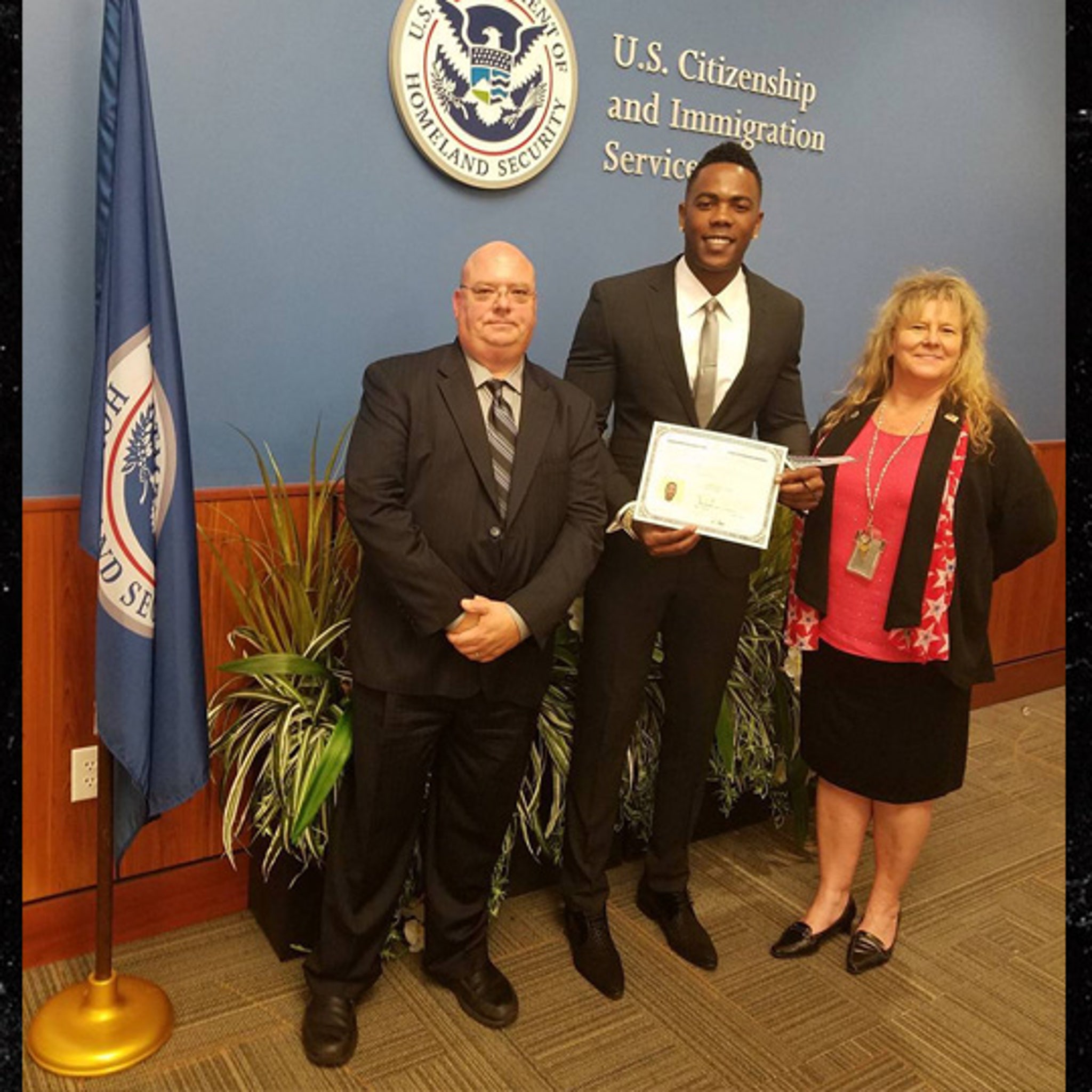 Yankees' Aroldis Chapman now a U.S. citizen