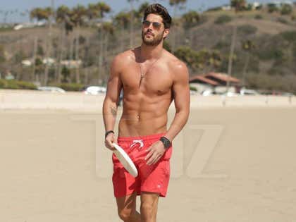 nick_bateman_shirtless_beach_photos_34
