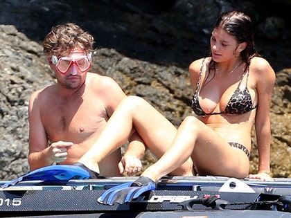 0806_leonardo_dicaprio_camilia_marrone_snorkel_italy_primary